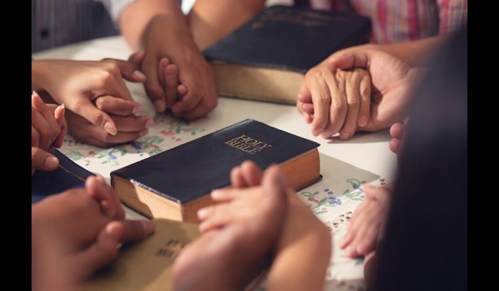 Etiquette When Receiving a Bible Gift